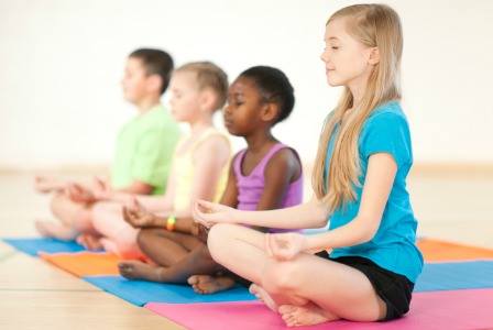 enfant en posture de yoga